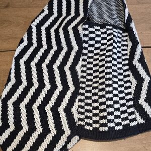 Black and White Zigzag Pattern Sweater Ves.r